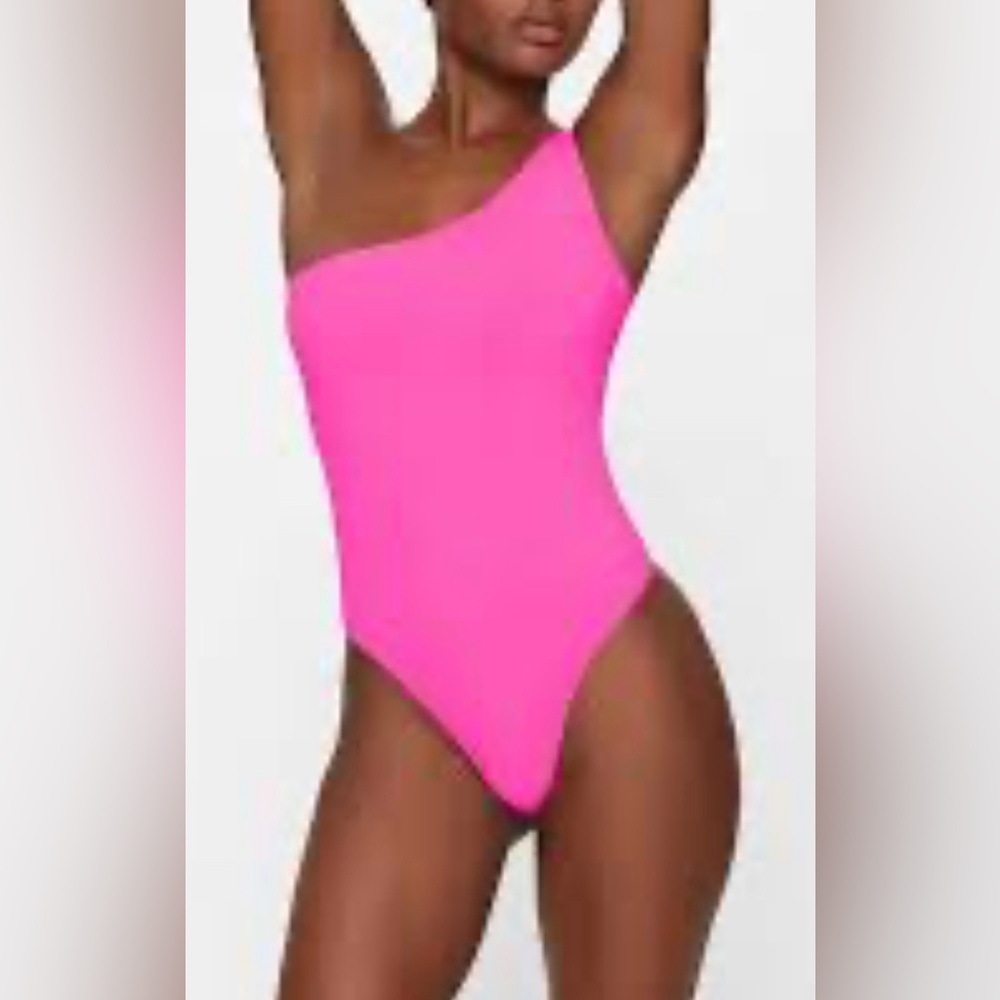 SKIMS essentials one shoulder bodysuit pink highlighter S/M Barbie